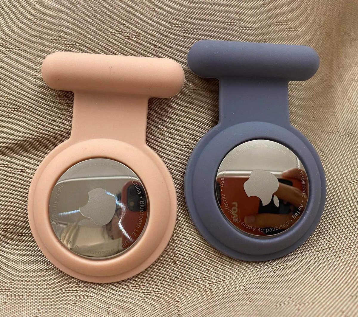 Хүүхдүүдээ аваад хол газар явах гэж байгаа бол ийм юм аваад карма эсвэл өмдний бүсэлхий дотор бэхэлчих хэрэгтэй. Хаана байгааг нь заахаас гадна 30 м дотор ойртоод ирэхээр сум зааж байрлалыг нь харуулна. Гадаад улс орон, хөдөө гадаа, ой мод хаана ч байсан заана.