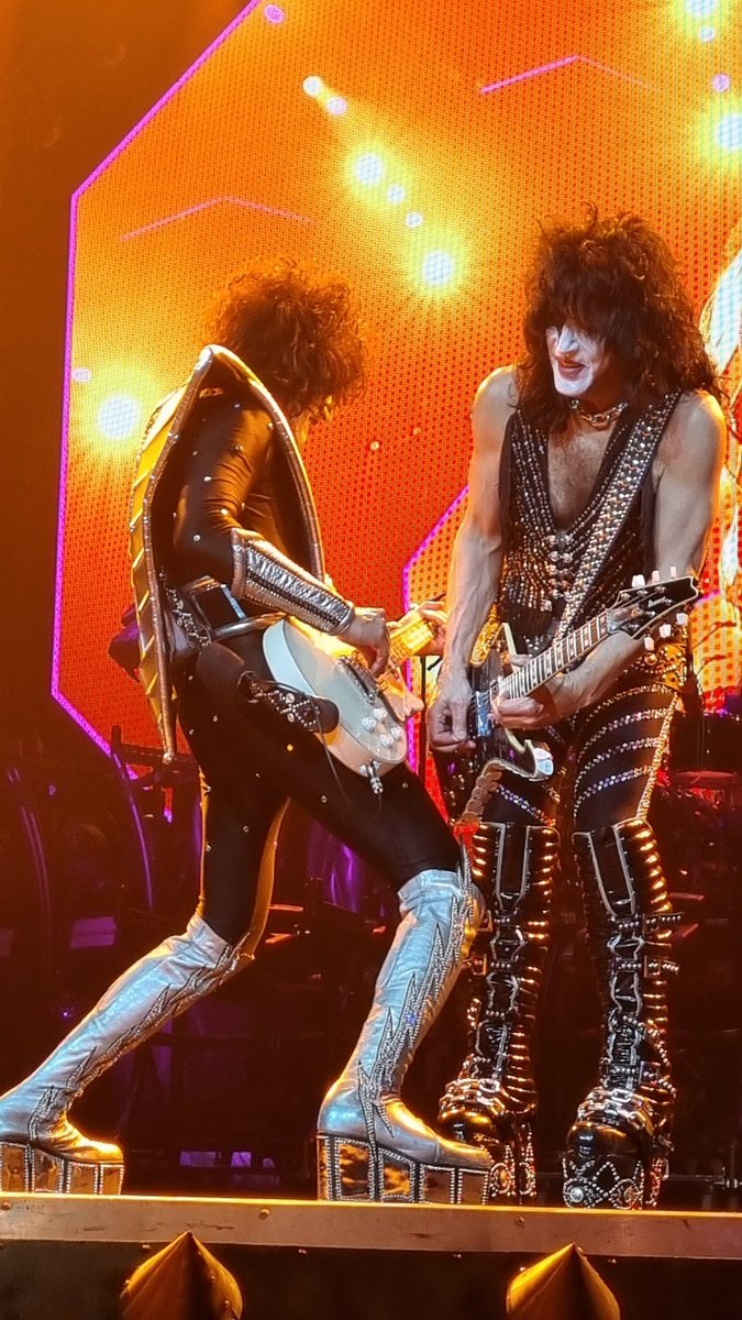 jj_thun's tweet photo. @tommy_thayer @leroux_keith @DJViola THANK YOU FOR THE MEMORIES 🤟 https://t.co/wHAsk7j3LC