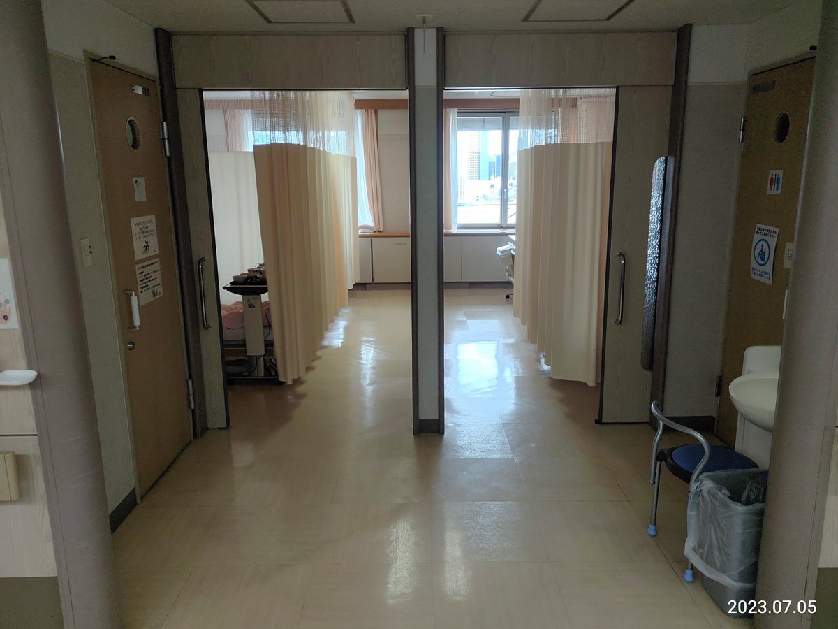 PBWF1234's tweet photo. 激痛の原因は残念ながら転移でした。あまりにも痛いので今日から放射線治療のため入院。この痛みが始まる前に企画した家族旅行のために緩和させます。月末までに間に合うかな？
かなり落ち込む状況ですが、今は家族旅行という目的のために頑張ります！
あの子達のお父さんは世界で俺だけだから！ https://t.co/pSPPsn3ynV