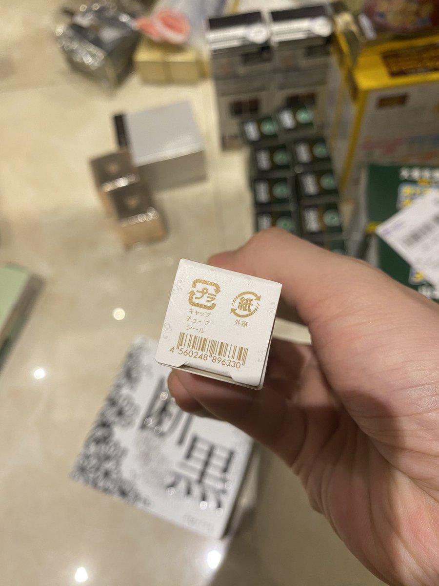 好物分享每日推荐hacci护手霜💵75
这款护手霜是一款高效保湿凝胶，富含蜜蜂的“抗菌力”，并含有大量的保湿成分。护手霜包括一年中只开花约一个月的Manuka
Flower蜂蜜所携带的珍贵蜂蜜“Manuka Honey (* 1)和由蜜蜂
收集树脂制成的"Propolis (* 1)。两者都是具有高抗菌活性的#美妆，#好物分享，#代购。