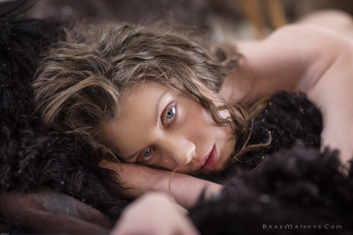 Sexy Fandom: Elenka Tent Beauty in Furs sexyfandom.com/archives/2018/… <a href="/BareMaidens/">Bare Maidens</a> <a href="/elenakoshkaxoxo/">Elena Koshka</a>