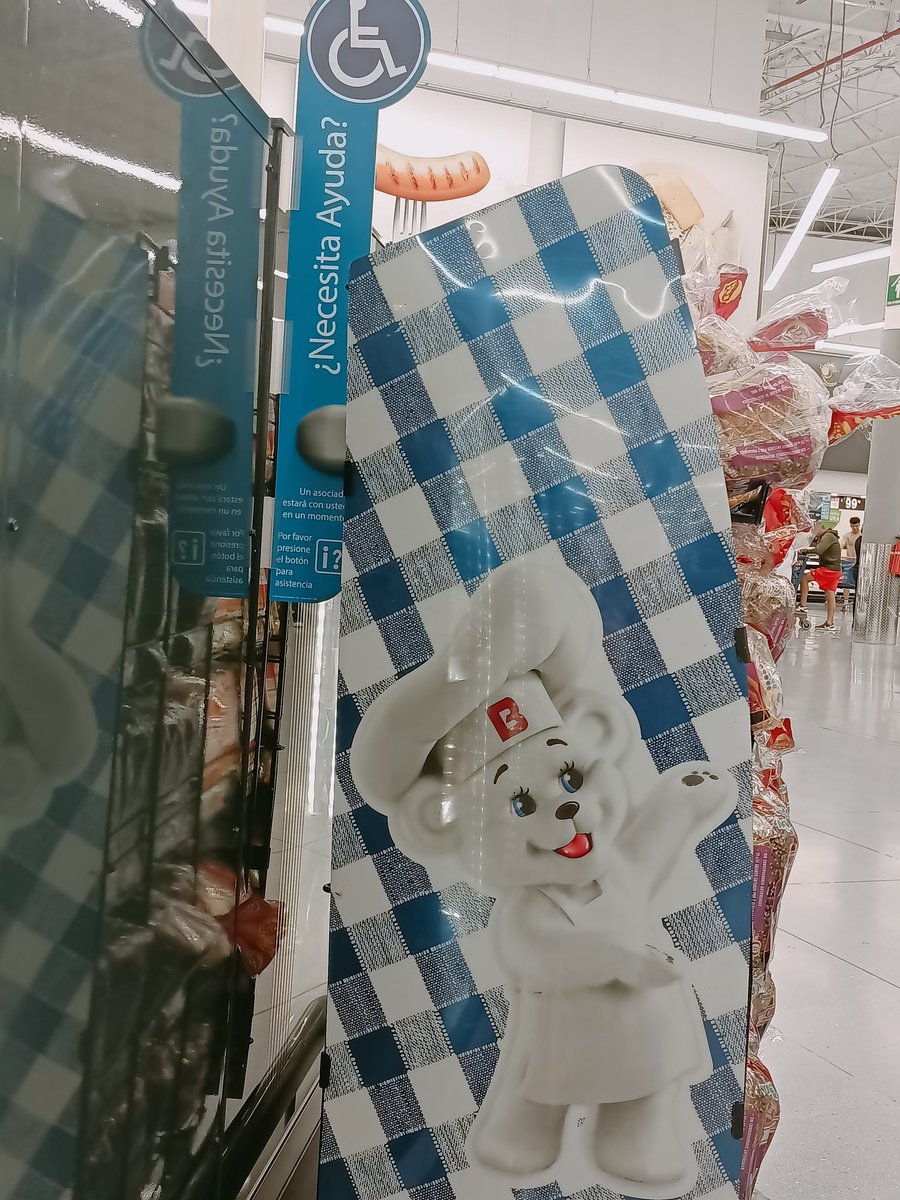 gabsiz's tweet photo. @WalmartMexico @WalmartMXyCAM se agradece su iniciativa  de poner botones para que una PcD pida ayuda si así lo requiere, pero aquí no es posible por qué el stand de @BimboMx @Grupo_Bimbo estorba. Entonces ¿somos o no somos inclusivos? Es ridículo e indignante. https://t.co/o4BMi5M51f