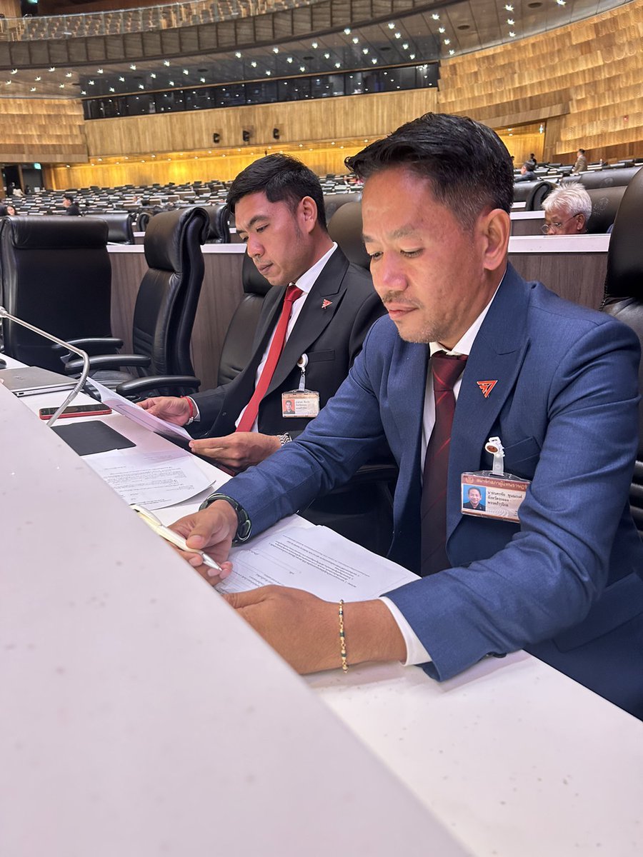 IceRayong888's tweet photo. 4 กรกฎาคม 2566 งานแรกในสภา เลือก #ประธานสภา
กราบเรียนพี่น้องประชาชนที่เคารพ ผม นายนครชัย ขุนณรงค์
สมาชิกสภาผู้แทนราษฎร แบบแบ่งเขต จ.ระยอง 
#ประชุมสภา #ก้าวไกล #พรรคก้าวไกล https://t.co/jmk9RnKT0f