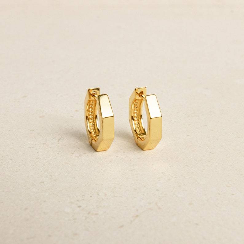 Geomteric Huggie Hoop Earrings 
#earrings #earringlover #earringstyle #earringfashion
#earringtrends #earparty #hoopearrings #studearrings #dropearrings #danglyearrings #statementearrings #minimalistearrings #luxearrings #bohoearrings
#statementearring #earringstyleinspiration