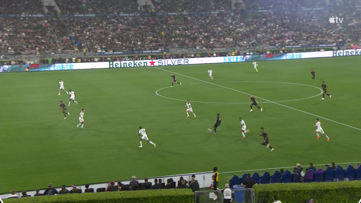 90RichardH's tweet photo. Broadcast using the wrong freeze frame (correct one below), but Carlos Vela does seem to be offside on the game-tying goal #LAvsLAFC https://t.co/HNO12idezP