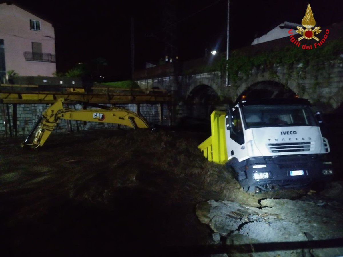 TgrRaiLombardia's tweet photo. #Maltempo nella notte, colpita la #Valvarrone nel lecchese, isolati due paesi a causa delle frane. I @vigilidelfuoco li liberano e salvano un automobilista
https://t.co/sx4v0Ejqn9
#IoSeguoTgr #Lecco https://t.co/I1Mz55S8Zg