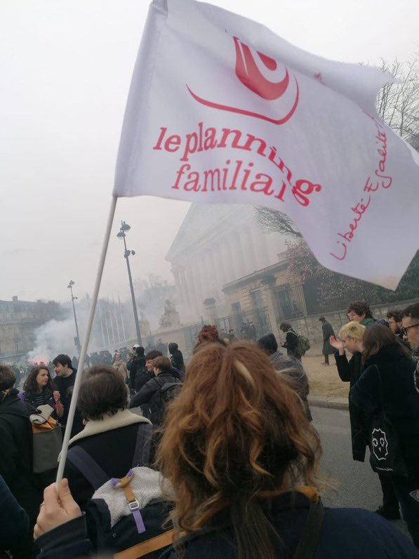 Aux côtés de 90 organisations, associations et collectifs <a href="/leplanning/">Le Planning familial</a>  
prend position publiquement suite au meurtre de Nahel et appelle la mobilisation, notamment lors des rassemblements et manifestations des 5, 8 et 15 juillet 2023. 
planning-familial.org/fr/violences/n…