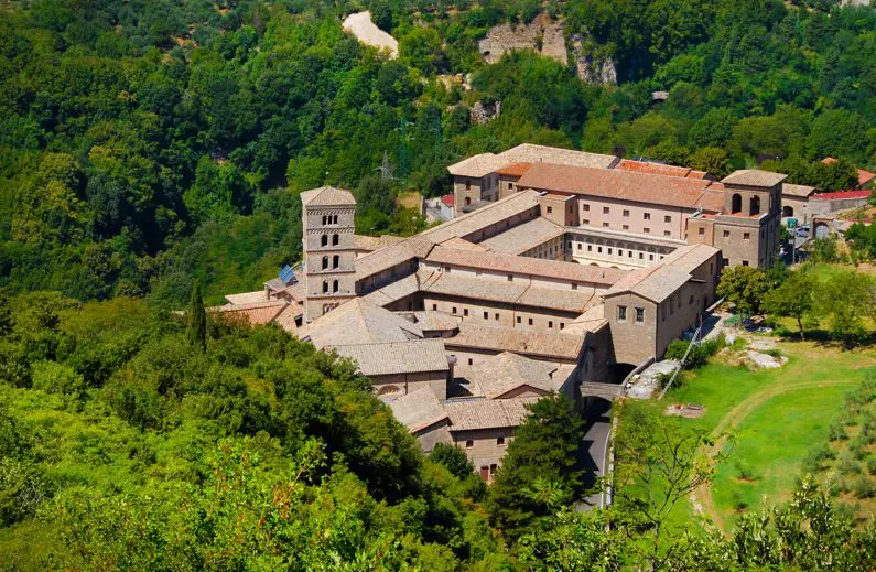 lastoriaeleidee's tweet photo. Il primo libro stampato in Italia di cui si ha una data certa è le Divinae institutiones del retore romano di fede cristiana Lattanzio (250 ca. - 325 ca.) che viene stampato nel monastero benedettino di Santa Scolastica a Subiaco nel 1465. /2