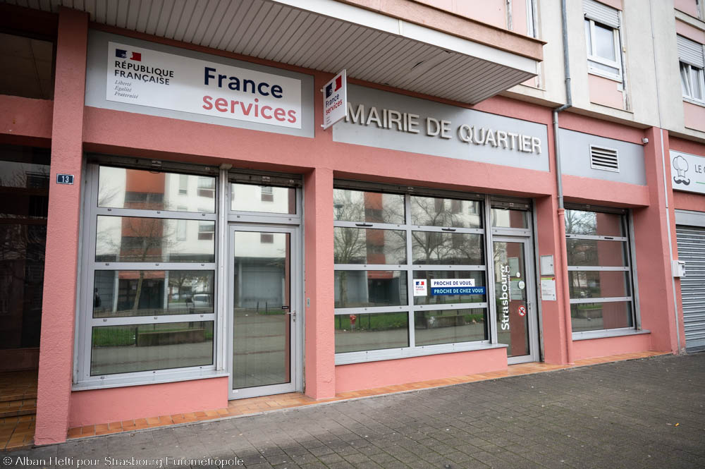 Les 70 agent·es du service Accueil de la population reçoivent 200 000 personnes par an. Après l’incendie de la mairie de quartier Neuhof-Meinau, ils se réorganisent pour continuer à délivrer les prestations aux usager·ères dans les 9 autres sites. Merci à elles et à eux.