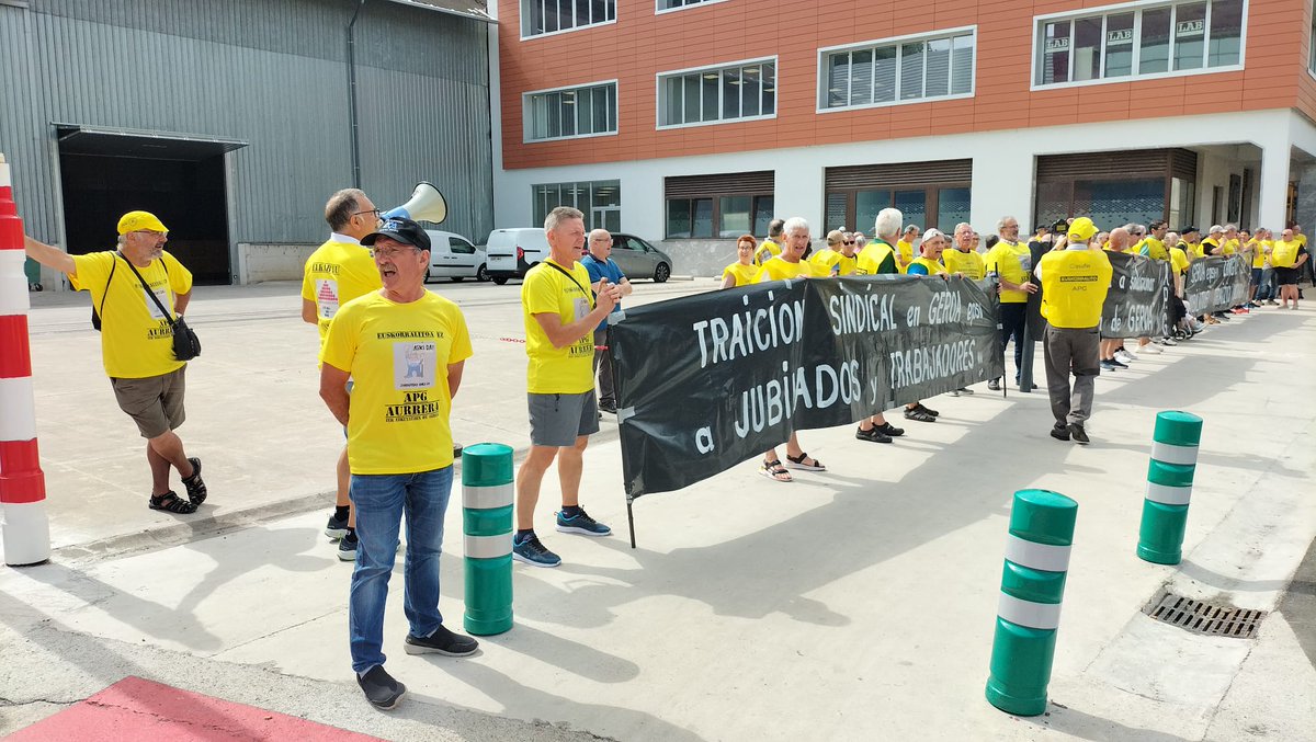 asufin_'s tweet photo. 📢 La plataforma de afectados por #GEROA, a la que defendemos desde #ASUFIN, se ha concentrado ante las instalaciones de #CAF

Defendemos el derecho a recibir su pensión de manera digna y en la forma en que cada uno decida, dado que son los #ahorros de toda una vida https://t.co/FywQgMvqiw