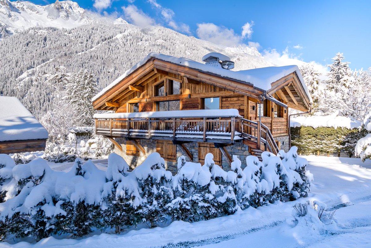 skiinluxury's tweet photo. Picture perfect winter wonderland ❄️

📍 Chalet Black Wood, Chamonix
🛏️ 6-8 guests
🍽️ Self catered
⭐ Sauna, indoor hot tub, south-facing balconies and terraces, Mont Blanc views, garden, garage parking
🏷️ From 4,485€ for 7 nights
👉 https://t.co/zBGJEZkNQE
@Chamonix_France https://t.co/a6bL3ZT3bn