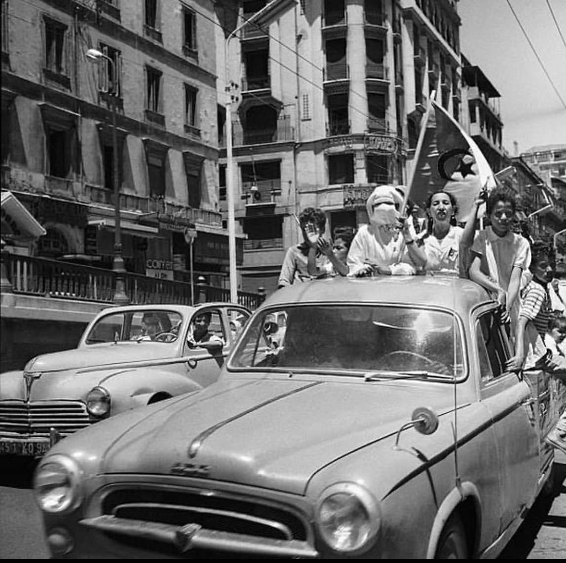 T_Bouhafs's tweet photo. Une lutte, une victoire.
Un drapeau, un peuple. 
Un histoire, une date : 5 juillet 1962.

Un crédo : Tahia el Djazair 🇩🇿 
Une prière : Allah yarham chouhada 🤲🏽 https://t.co/qgtZ0JJtWM
