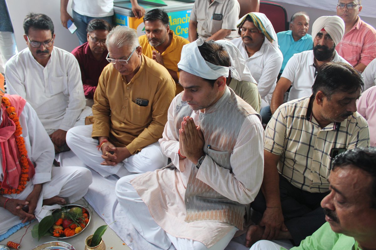 BahugunaUK's tweet photo. आज विधानसभा क्षेत्र सितारगंज के बस अड्डे पर "आंचल कैफे" का पूजा अर्चना कर विधिवत उद्घाटन किया। आज राज्य के हरिद्वार, देहरादून, नैनीताल और उधमसिंह नगर जनपद में कुल 11 आंचल कैफे का शुभारंभ संबंधित क्षेत्रों के माननीय विधायकों द्वारा किया गया है।

हमारा प्रयास है कि निकट भविष्य में हर छोटे बड़े शहर में एक आंचल कैफे हो...तथा हम बेहतर से बेहतर गुणवत्ता वाले दुग्ध उत्पाद ग्राहकों तक पहुंचा सकें। 

आंचल का अर्थ "विश्वास"
हमारा प्रण, निरंतर विकास

@PRupala @pushkardhami  @drsanjeevbalyan @BJP4India @BJP4UK @JPNadda