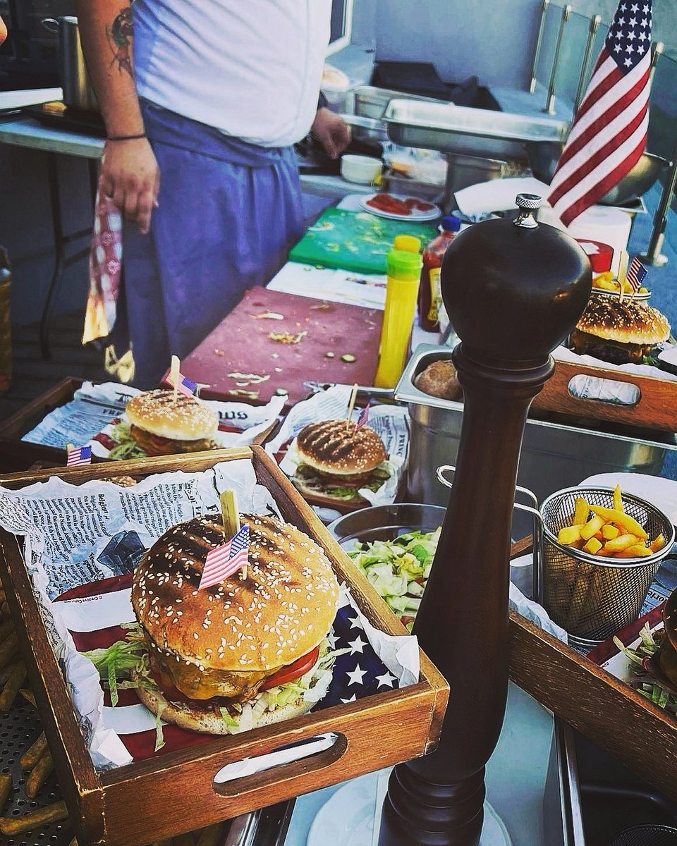 013Sanchezz's tweet photo. 3 hétig amerikai katonák foglalták el a szállodát. Tegnap, a függetlenség napja alkalmából a teraszon csapatunk egy grillpartit, kézműves burgerek, 2 féle steak, stb. Jól sikerült, én imádtam ezt a projektet. https://t.co/OE74US5rHY