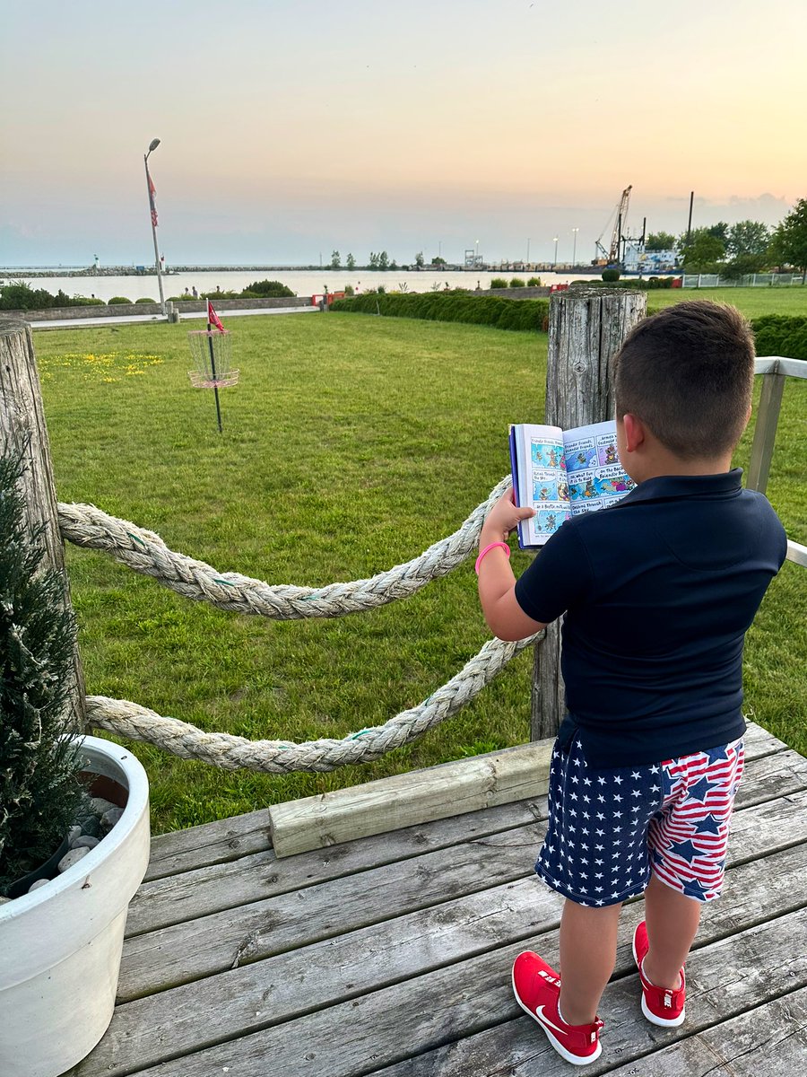 BusEdFun4U's tweet image. Jackson is enjoying some summer reading in Leamington, Ontario 🇨🇦 ❤️  @GlebeLibrary @GlebeAPS @glebepta @APSVirginia