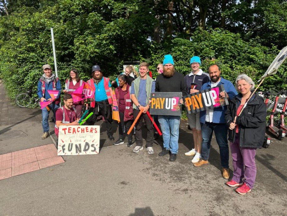 Another great picket at @NEUCheney school today and many more across the Shire #EducatorsDeserveBetter #DoYourJobGill