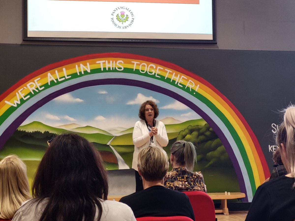 Sue Walker, Chief Education Officer for @MerthyrCBC, is giving our Australian headteachers an overview of the education system within the local authority and Wales as a whole. Very insightful - diolch yn fawr, Sue 👏🏴󠁧󠁢󠁷󠁬󠁳󠁿🇦🇺 <a href="/TaithWales/">Taith</a> <a href="/intlinksglobal/">international links global</a> #OSydneyiGymru