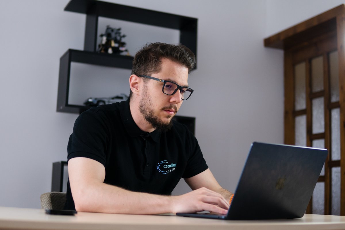 PTrimbitas's tweet image. Să lași deoparte meseria pe care o ai și să faci programare e o decizie foarte dificilă.
Oricine zice altceva, nu știe ce vorbește.

Pentru a avea succes, e important ca decizia aceasta să fie 100% asumată.

👉 Vezi postarea completă pe Facebook/Instagram #programare #wellcode