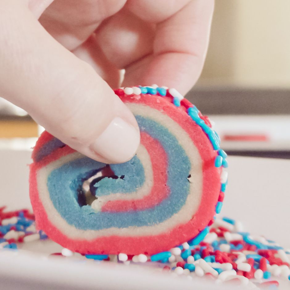 Celebrate Independence Day with Irresistible Pinwheel Red, White, and Blue Fourth of July Sugar Cookies!

Read the full article: 4th of July Sugar Cookies
▸ lttr.ai/ADmM9

#4thofJuly #IndependenceDay #FourthofJuly #Cookies #CookieRecipe