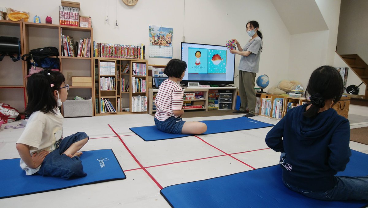 alternaplace's tweet photo. 【ヨガ教室】
今日の #ヨガ教室 では、先生が持って来てくださったヨガの絵本をお手本に呼吸をしたり、基本立ち姿勢の『山のポーズ』を丁寧に行いました。1ヶ月後、皆の姿勢に変化が見られるのか、楽しみです。
#放課後等デイサービス #仙台市青葉区 #発達障害 #ASD #ADHD #ヨガ #山のポーズ https://t.co/PNtEVJuN8q