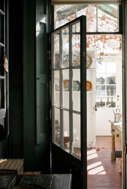 If you're interested in volunteering with us, join us next Thursday (13 July) at 5pm for a Volunteer Open Day! Prospective volunteers will enjoy a brief tour of EWH and light refreshments in the riverside garden. Book here! emery-walker-house.arttickets.org.uk/emery-walkers-…