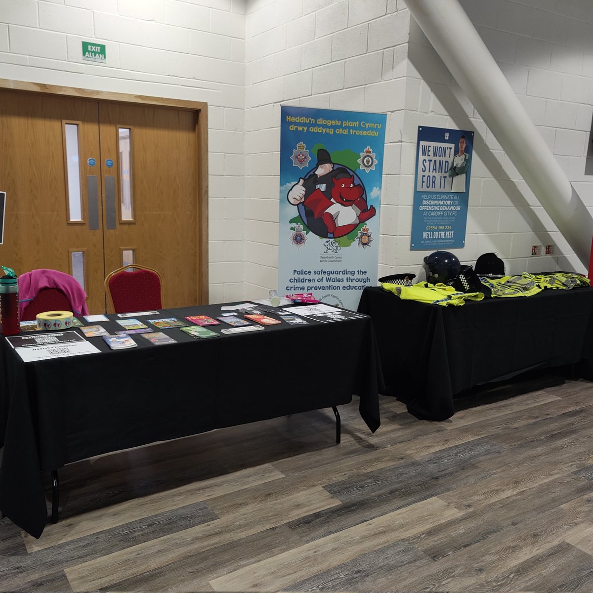Schoolcopalex's tweet image. @SchoolBeat officers engaging with pupils this week at the 'Choice Of A Lifetime' play at Cardiff City Stadium. Discussing making those positive choices #Knifecrime #NotTheOne @SWPCardiff @CdfCuric @commissionersw