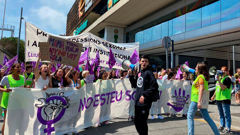 Máster Periodismo BCN_NY (@masterbcn_ny) on Twitter photo El Máster culmina con un Trabajo Final sobre el tema que elijan l@s estudiantes. La alumna <a href="/aliciadsllanos/">Alicia Martínez</a> ha realizado este año un documental de radio sobre las agresiones sexuales de menores de edad.
on.soundcloud.com/jHQGx El Máster culmina con un Trabajo Final sobre el tema que elijan l@s estudiantes. La alumna <a href="/aliciadsllanos/">Alicia Martínez</a> ha realizado este año un documental de radio sobre las agresiones sexuales de menores de edad.
on.soundcloud.com/jHQGx