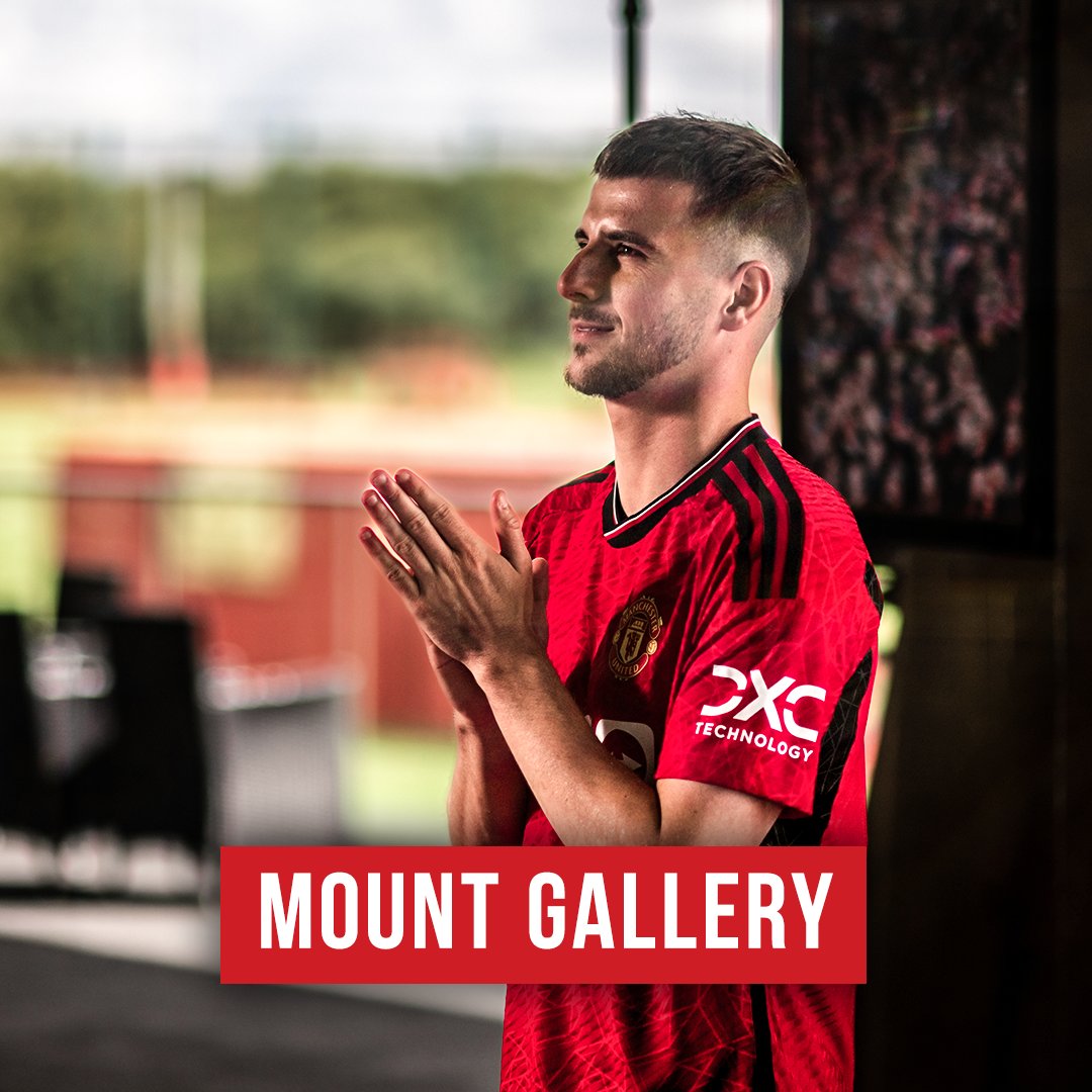 ManUtd's tweet photo. Dotted line = signed 😃🖊️

#MUFC