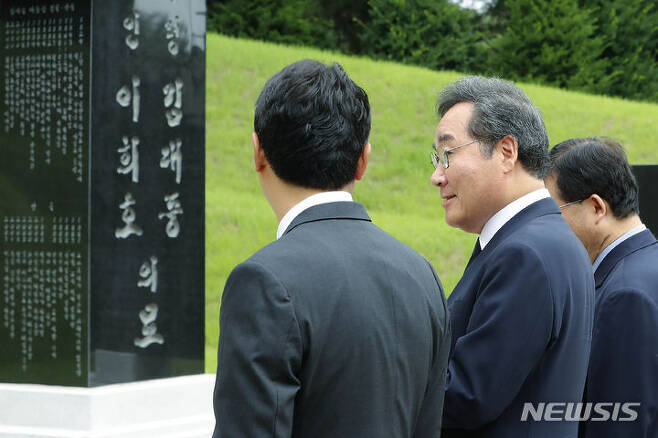 #이낙연 "저의 첫 번째 학교는 김대중입니다. 두 번째 학교는 노무현입니다. 세 번째 학교는 문재인입니다. 세 분 대통령은 저를 적당히 공부시키지 않으셨습니다. 저 역시 그 학교 졸업장을 적당히 받지 않았습니다. 혹독하게 배우고, 탄탄하게 성장했습니다"