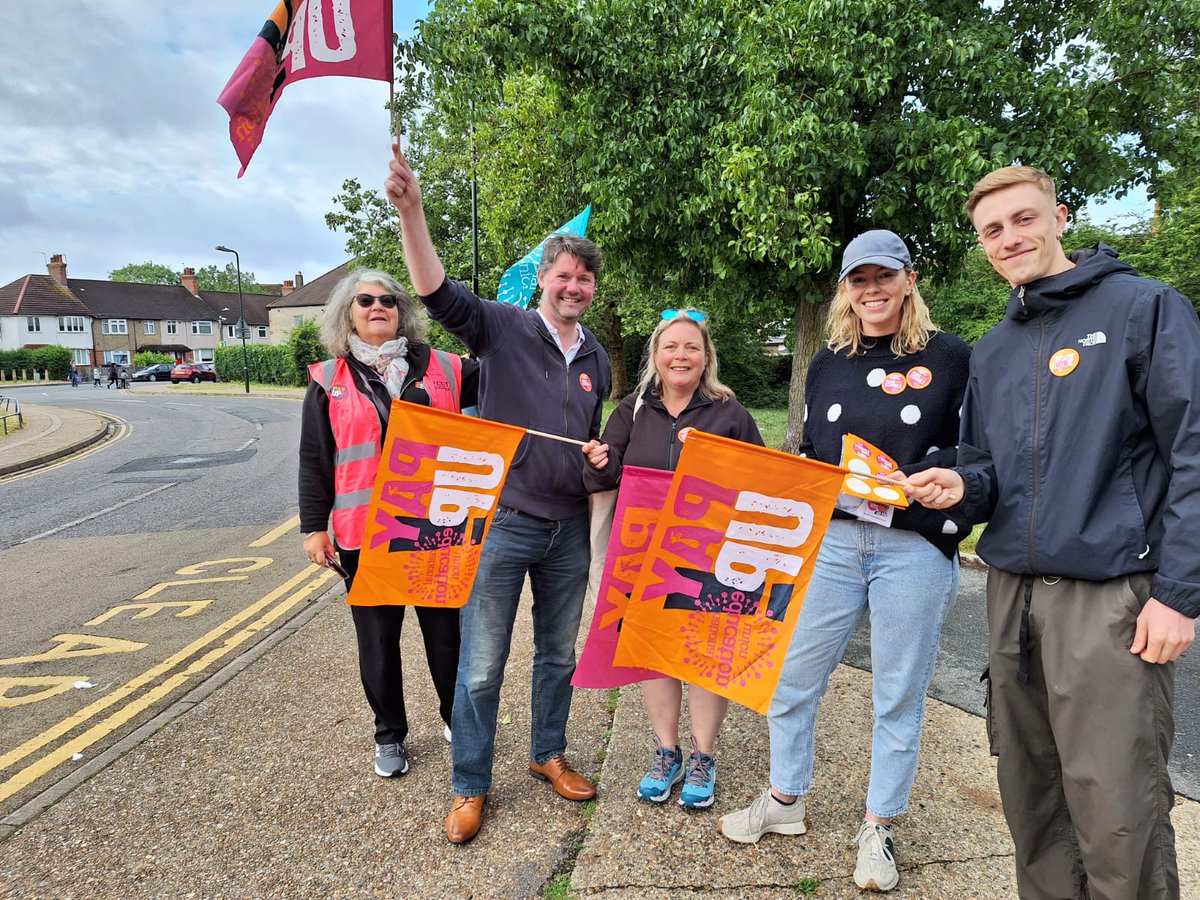 NEUMerton's tweet photo. #fairpay
#saveourschools
#GillianKeeganshowSTRB
#neunion
Solidarity to all Striking Teachers today 💪💪
William Morris school picket line earlier :) https://t.co/DVEeI8YVob