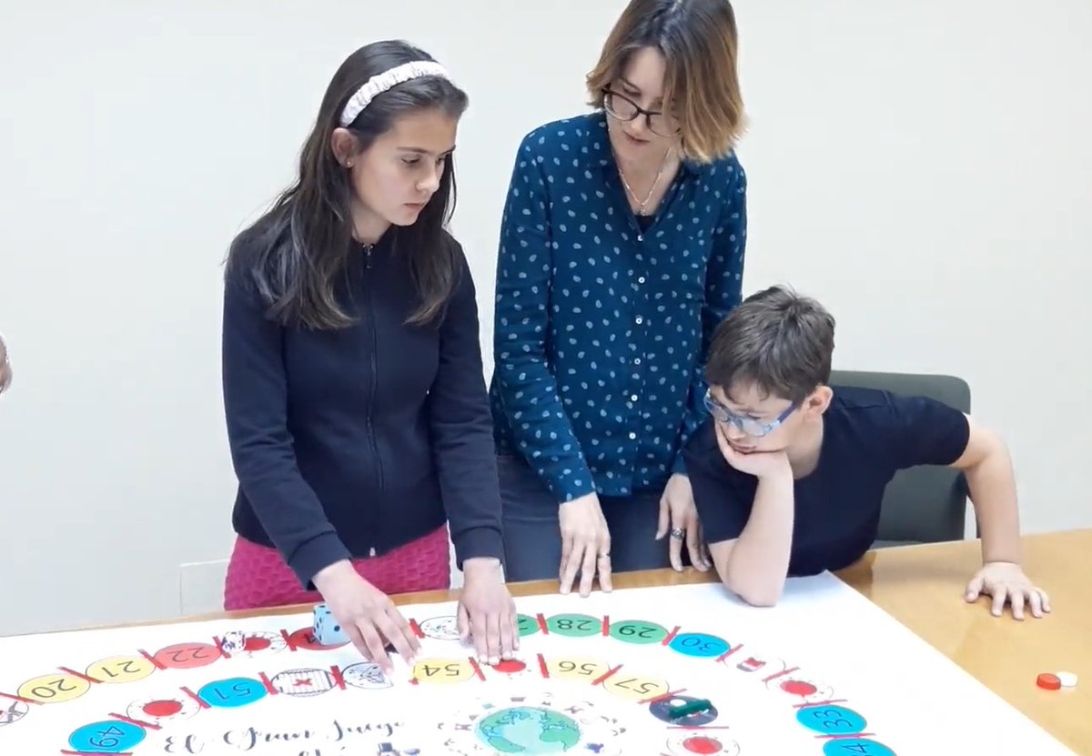 ONCE_oficial's tweet photo. 🎲 ¿Reinventar el juego de #LaOca?
El equipo de atención educativa de #ONCEGuadalajara lo ha hecho y es más accesible e inclusivo que nunca
¡Así se lo pasaron los alumnos #ciegos! Nos lo cuenta Emma y Sergio en el Boletín ONCE #CastillaLaMancha 👇
https://t.co/wrbaCDUJVL https://t.co/3XOpH9wBMx
