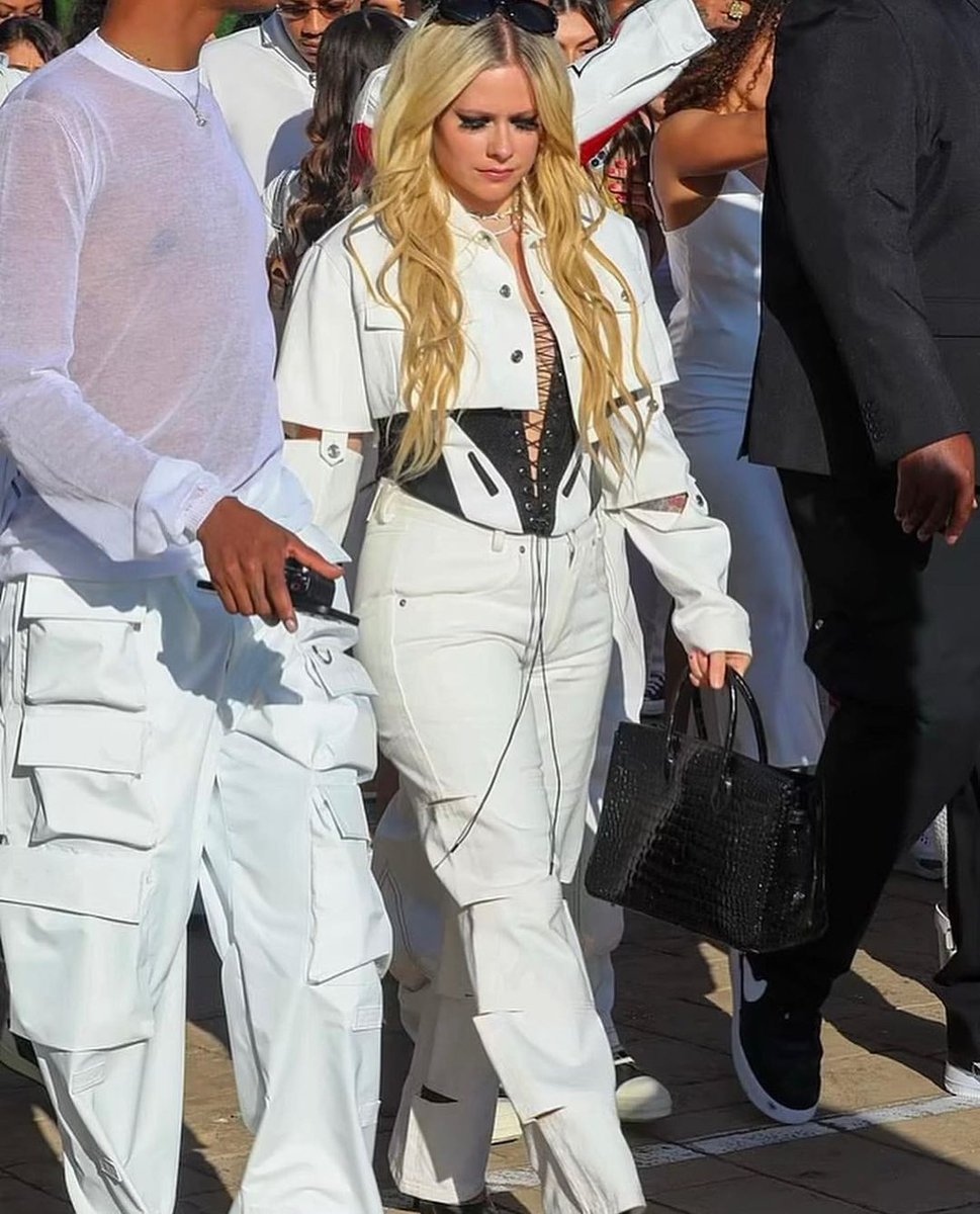 avrillavigne_tw's tweet photo. Avril Lavigne attends 4th of July White Party of Bootsy Bellows with Tyga at Nobu Malibu.

小艾今天和 Tyga 一起出席由 Bootsy Bellows 夜店所舉辦、地點在 Nobu Malibu 餐廳的7月4日白色派對。

#avrillavigne #avrillavigne_tw #艾薇兒 
#tyga #bootsybellows #nobumalibu https://t.co/jkrg6jzVWU