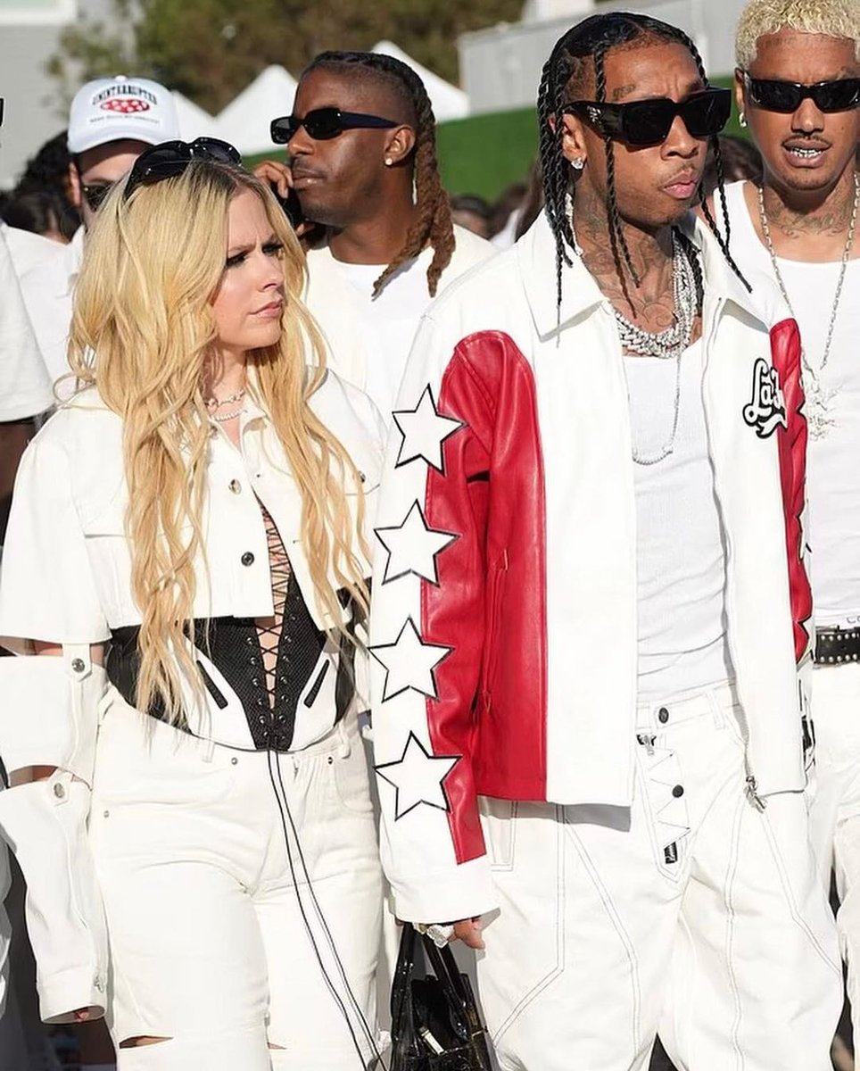 avrillavigne_tw's tweet photo. Avril Lavigne attends 4th of July White Party of Bootsy Bellows with Tyga at Nobu Malibu.

小艾今天和 Tyga 一起出席由 Bootsy Bellows 夜店所舉辦、地點在 Nobu Malibu 餐廳的7月4日白色派對。

#avrillavigne #avrillavigne_tw #艾薇兒 
#tyga #bootsybellows #nobumalibu https://t.co/jkrg6jzVWU
