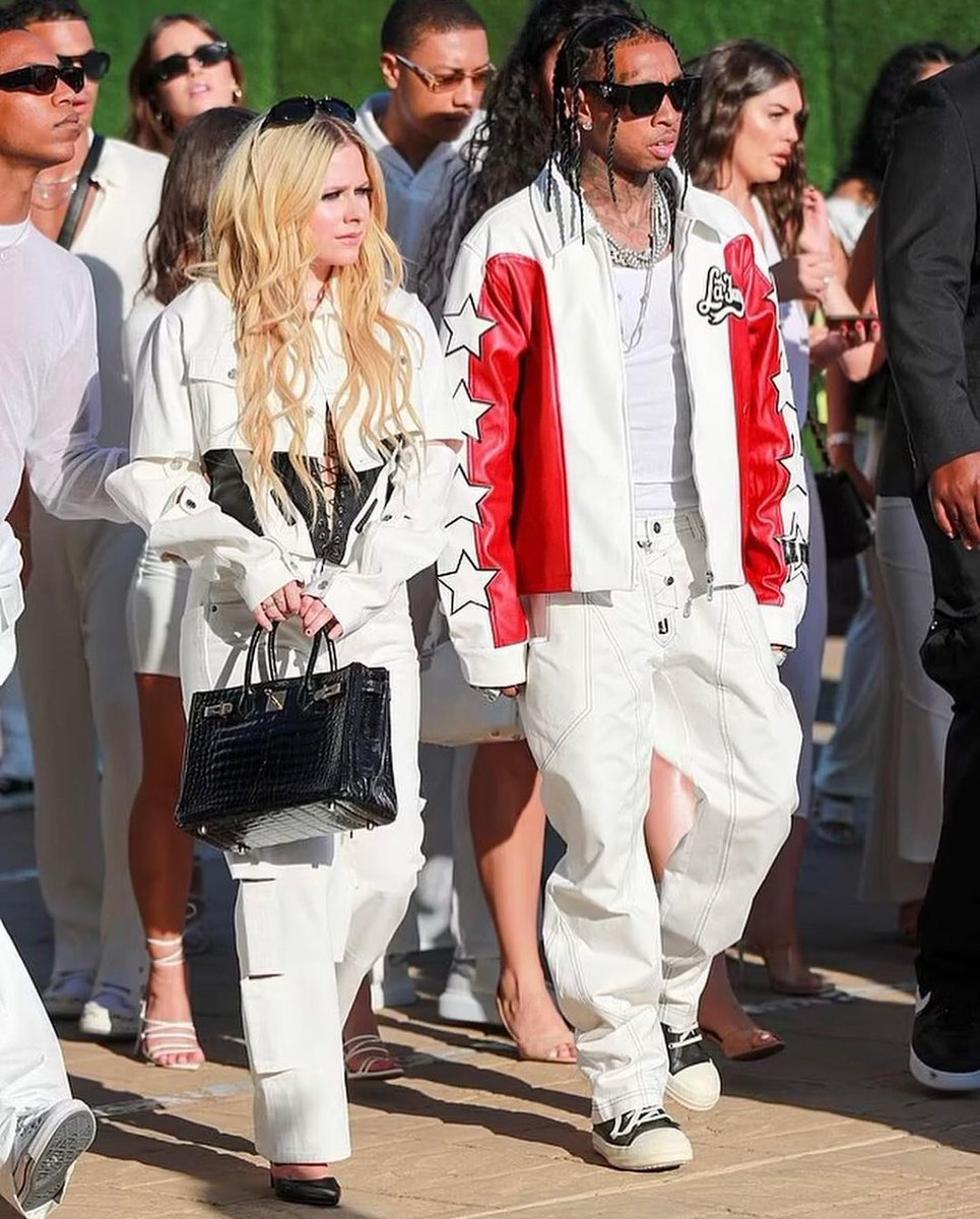 avrillavigne_tw's tweet photo. Avril Lavigne attends 4th of July White Party of Bootsy Bellows with Tyga at Nobu Malibu.

小艾今天和 Tyga 一起出席由 Bootsy Bellows 夜店所舉辦、地點在 Nobu Malibu 餐廳的7月4日白色派對。

#avrillavigne #avrillavigne_tw #艾薇兒 
#tyga #bootsybellows #nobumalibu https://t.co/jkrg6jzVWU