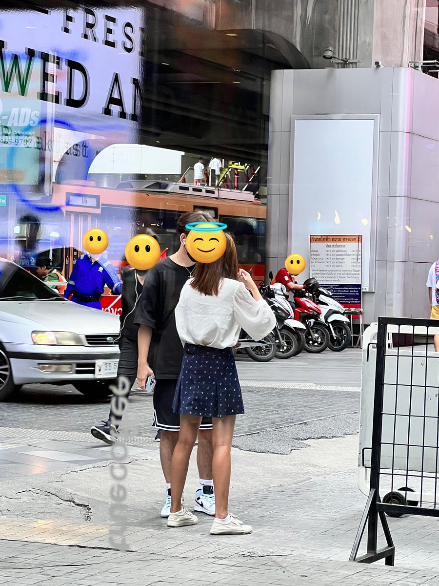 พวกอาชีพที่ให้เซ็นให้บริจาค แล้วอ้างถึงเด็กพิการ ยากไร้ มูลนิธินู้นนี่เค้าเอาเงินตรงนั้นไปให้จริงไหม มีใครตรวจสอบบ้าง แล้วขึ้นตรงกับอะไร ดูคุกคามมากๆ ตรงสยามคือทำกันเป็นขบวนการมาก เดินบุกเข้ามาหาเลย ยื่นปากกา เดินตามตื้อด้วยน่าเกลียดมาก ถึงขั้นไปดักทางขึ้นลงบีก็มี