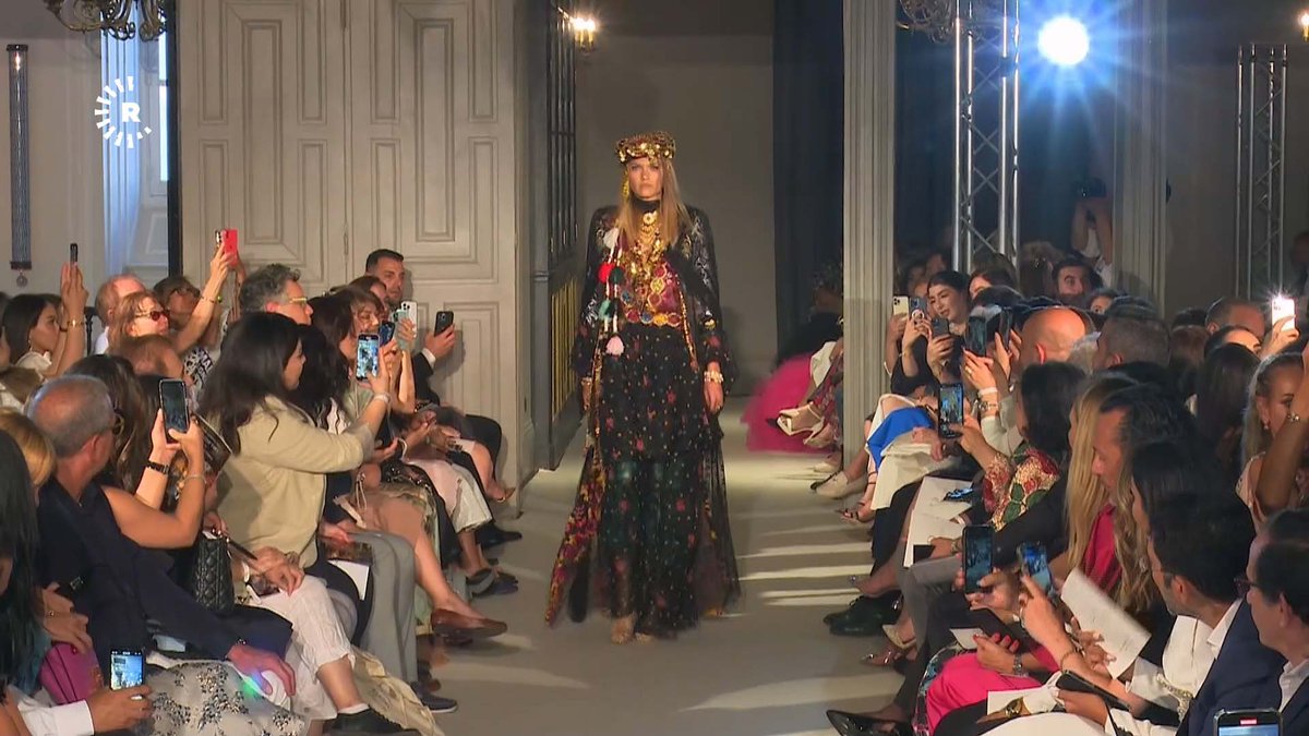 KrgFrance's tweet photo. Quelle fierté de voir les robes traditionnelles kurdes mises à l’honneur lors de la Fashion Week de Paris. 
Un grand bravo à la créatrice Lara Dizeyee, originaire de la Région du Kurdistan, qui a su dévoiler un défilé exceptionnel en revisitant les classiques du vestiaire kurde. https://t.co/KTwsc6PHin