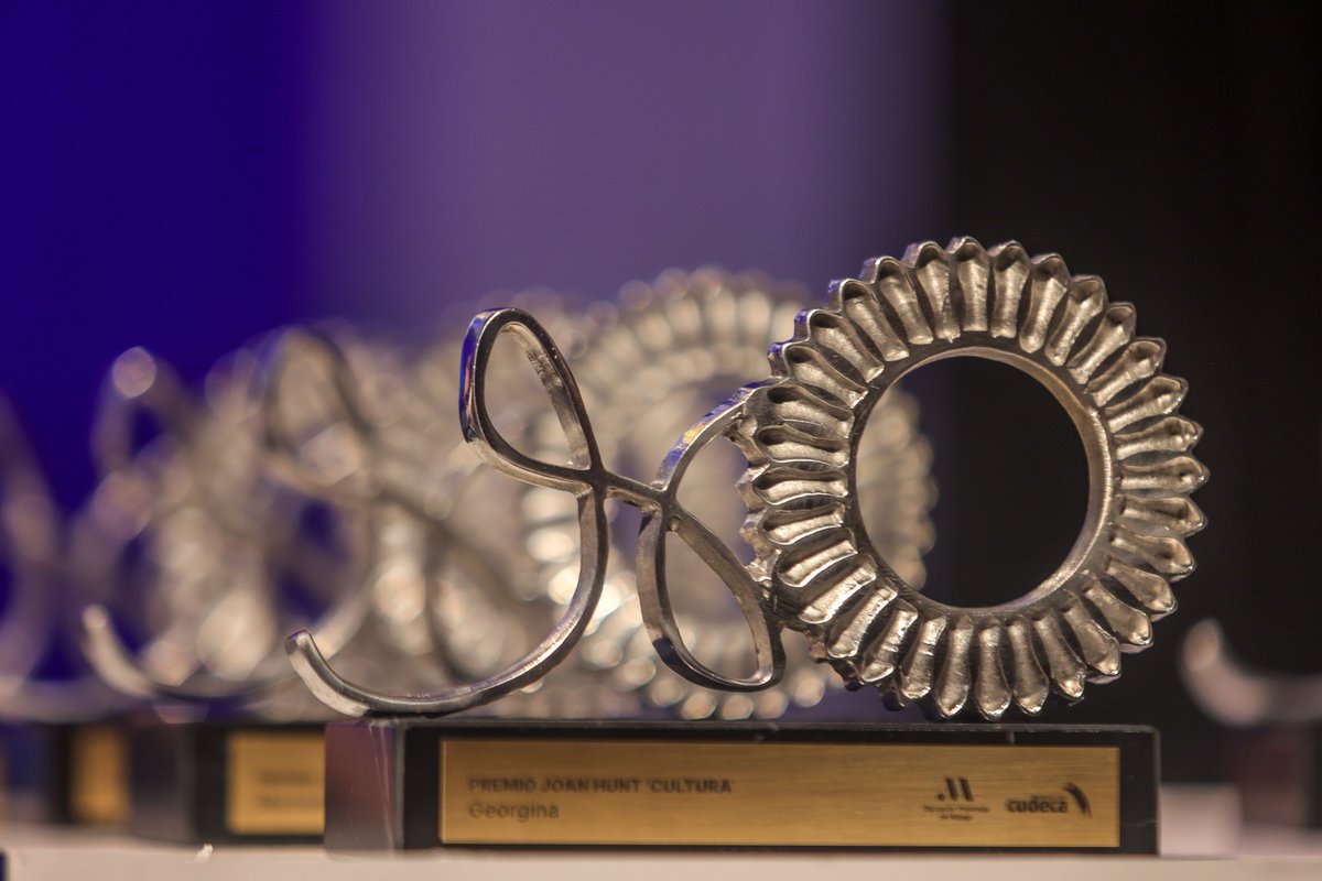 LaHuellaCom's tweet photo. Ayer se celebró la segunda edición de los Premios Joan Hunt 🌻, creados por @diputacionMLG  y @cudeca para reconocer la aportación de los residentes extranjeros a nuestra provincia. https://t.co/X4lR93hybC