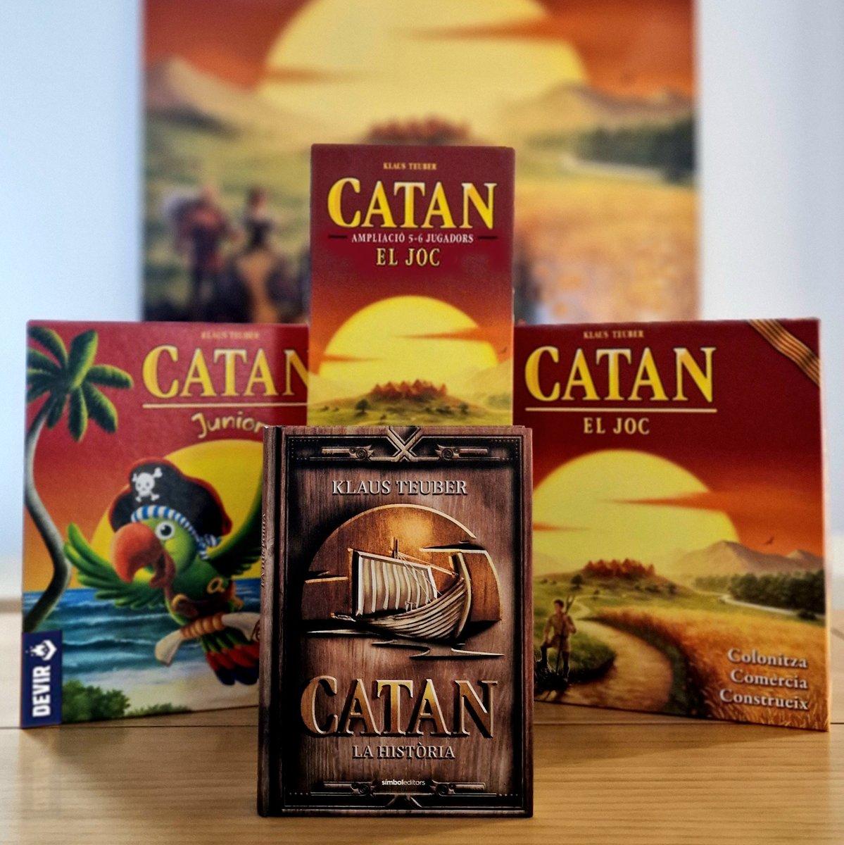 Sortegem aquest lot de productes per celebrar l’arribada de la novel·la Catan: La història, escrita pel mateix Klaus Teuber i publicada en català per <a href="/simbol_editors/">Símbol Editors</a>:

🧡+ RT al twit
🚶‍♀️Segueix a <a href="/simbol_editors/">Símbol Editors</a> i a nosaltres 
💬Anomena un amic lector

Guanyador/a el 15/07.
