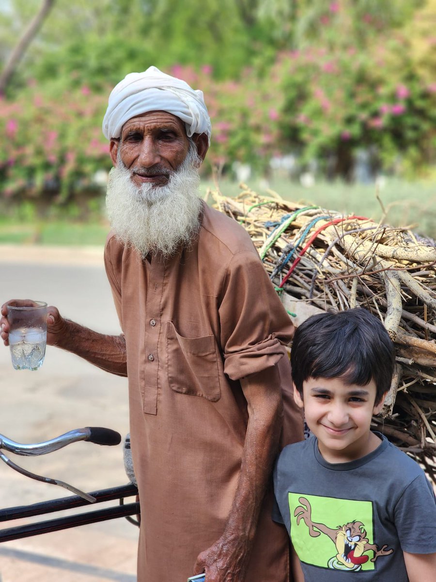 AidherOfficial's tweet photo. Alhumdulilah once again little volunteer of #Aidher got a chance to serve humanity by giving cold drink n donation to a poor labourer

#Aidher #BestYouCanDo https://t.co/ST2cxDtlIl