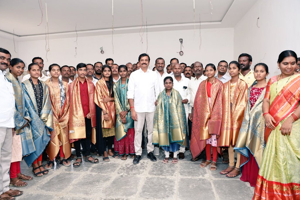 KPR_BRS's tweet photo. దుబ్బాక మండలం ప్రభుత్వ పాఠశాలలో అత్యధిక ఉత్థిర్ణత సాధించి ఐఐటి బాసర లో సిటు పొందిన 13 మంది విద్యార్థులకు శాలువ కప్పి సన్మానించిన మెదక్ పార్లమెంటు సభ్యులు కొత్త ప్రభాకర్ రెడ్డి గారు
#brsparty
#KCR
#KTR
#TrsHareesh
#KPRBRS https://t.co/l69EKVlfcK