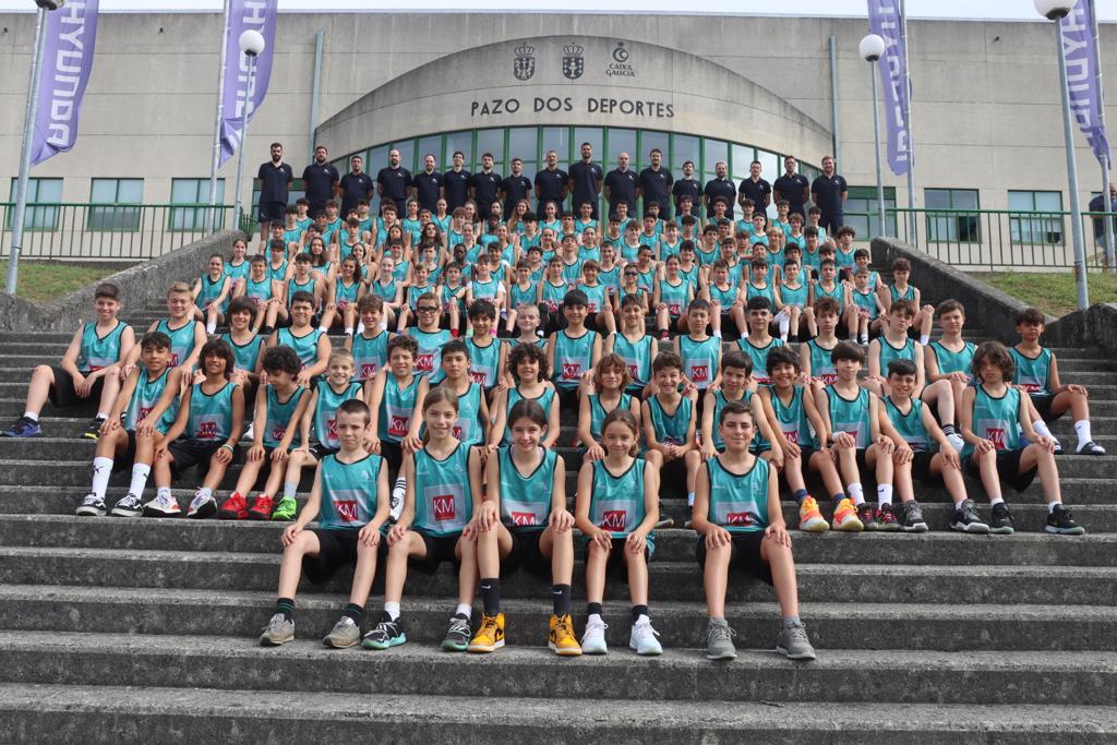 CampusLlorca's tweet photo. Ya tenemos la foto oficial de grupo de nuestros campistas y entrenadores 📷
@km_slp 
@Alexllorca1 

#8AñosCampusÁlexLlorca
#CampusLlorca
#Lugo
#PazoDosDeportes https://t.co/qWOYoRdJmD