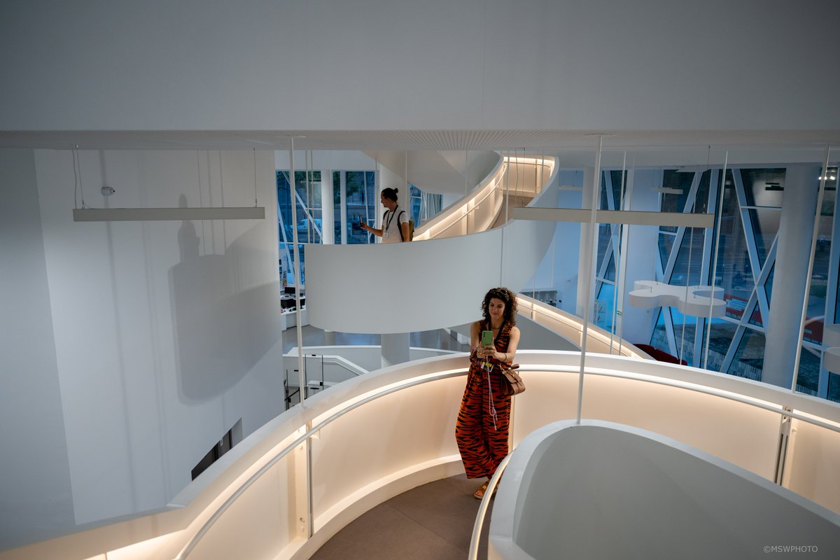 Brève de #Twapero_SXB 😎🤳

"On est d'accord que le mail disait que le #Studium est privatisé pour le Twapéro, qu'on peut suivre les visites guidées et/ou déambuler librement dans les étages ? Suis moi !"