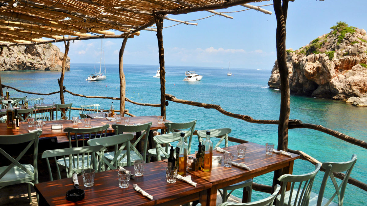 Ahoy, foodies and sailing enthusiasts! 

Whether you're a fan of fresh seafood, mouthwatering tapas, or delectable desserts, this article has got you covered! 🍤🍷🍮

blog.samboat.com/a-foodies-guid…

#SailAndDine  #YachtLife #SailingEats #CharterLife