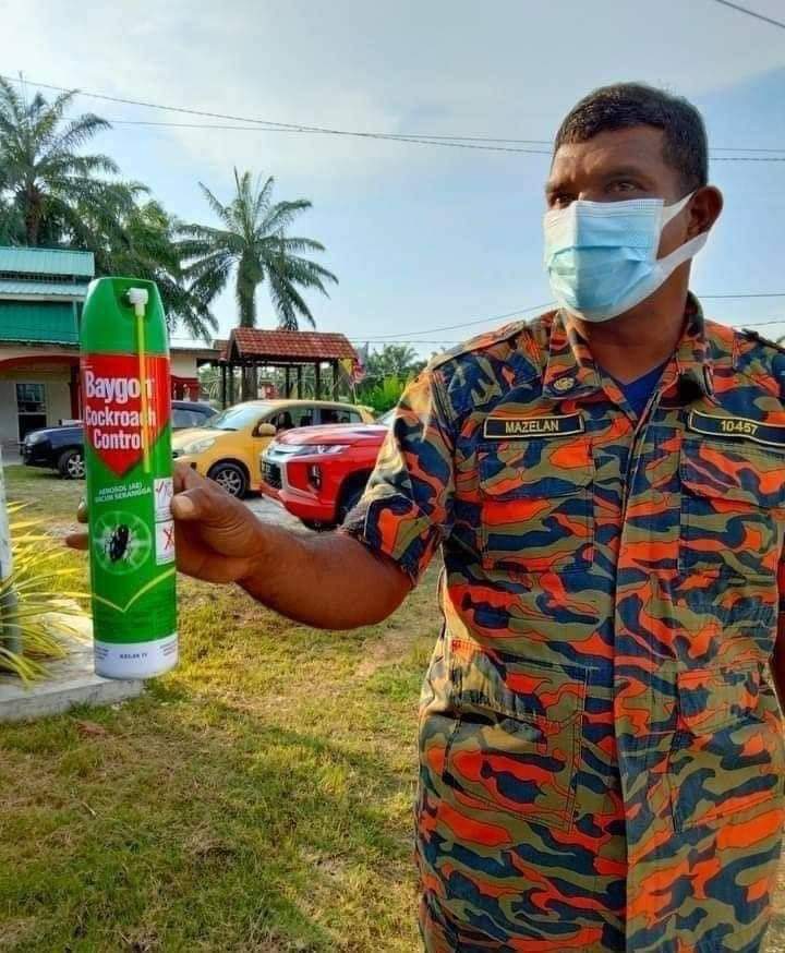 madaninetwork_'s tweet photo. PESANAN BOMBA. 

Simpan satu semburan racun Baygon jenis ini di rumah. InsyaAllah ia berkesan untuk halau Ular, Malah kadang kadang mampu untuk membunuh ular. 

Semalam memang dia sembur dikawasan yang dikatakan tempat persembunyian ular untuk halau ular keluar. https://t.co/A7iZzd2NqY