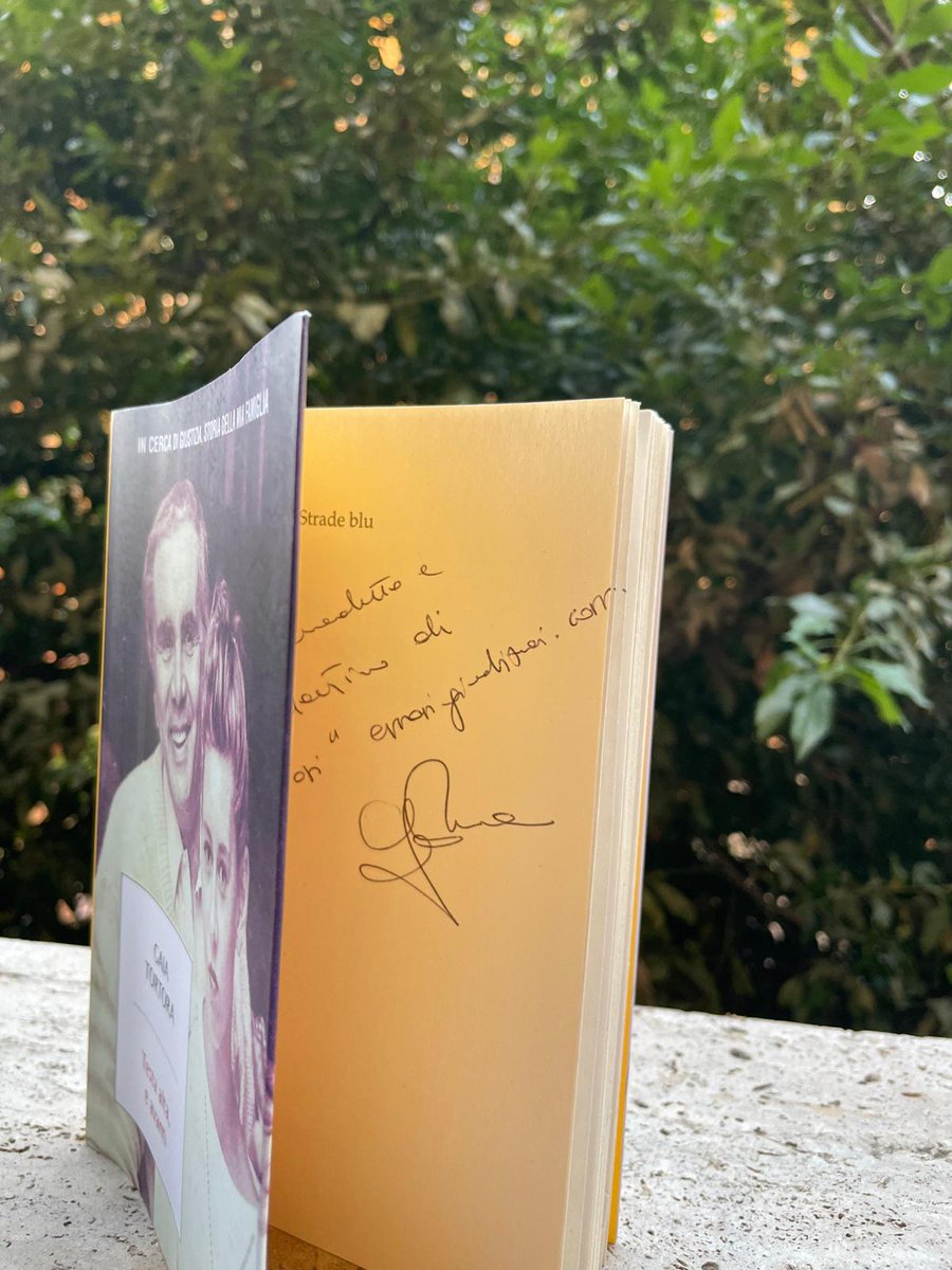 Errorigiudiziar's tweet image. Presentando a Roma, con @Apndp, il suo libro ("Testa alta, e avanti") @gaiatortora ci ha regalato questa bella dedica. Quel «preziosi» -  detto da lei - vale moltissimo. Continueremo a lavorare per restarlo, anche per tutte le vittime di #errorigiudiziari e #ingiustadetenzione.