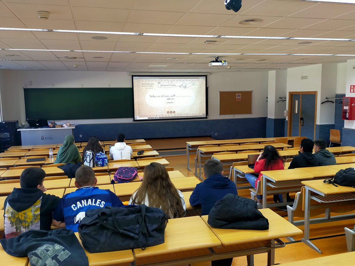 IDEAL_ES_URJC's tweet photo. Los estudiantes de Idioma Moderno en la fase final de la gamificación de la asignatura #iidomamoderno #TOEIC #proyectoinnovacion https://t.co/9MbzNYaWVj