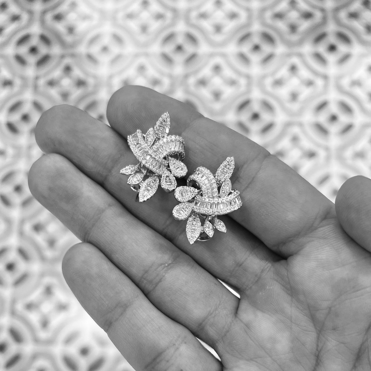 Los #pendientes más 🔝🔝🔝
te esperan en nuestra boutique en calle GARCÍA ALIX, 9 de ALMERÍA ♥️😍♥️
.
.
Se realizan envíos a toda España. 
.
.
#airun #airuntocados #tocadosairun #novia #bride #boda #bridal #pameladenovia #noviaconpamela #complementos #complementosnupciales