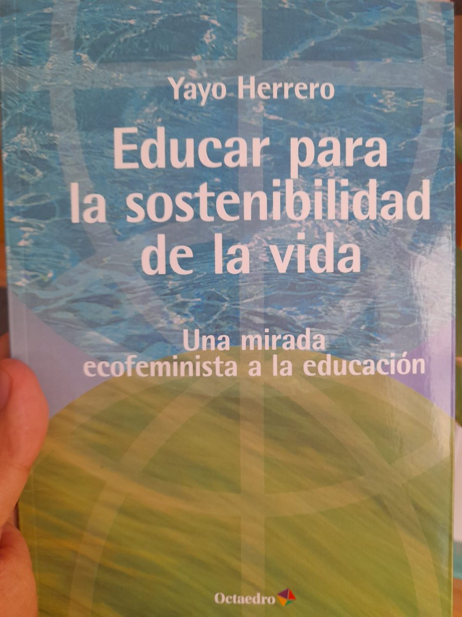 En este libro, @yayoherrero se pone las gafas ecofeministas para proponernos qué tipo de educación necesitamos.

Dentro 🧵 de citas a modo de reseña.