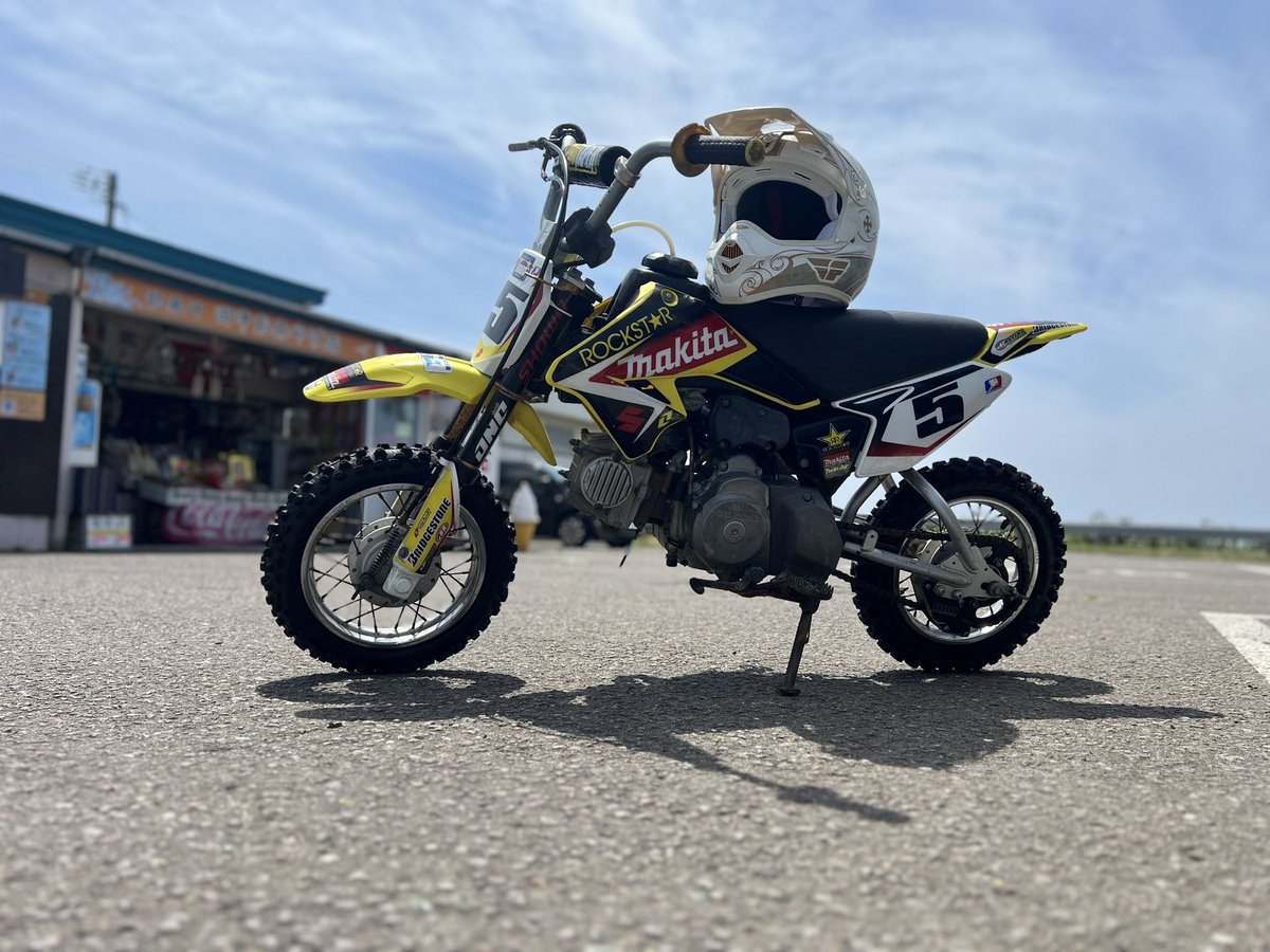 misakiya_8198's tweet photo. メットとバイクの比率がボンバーマン級w
#龍飛
#岬屋
#DRZ70
#JR50
#うちの看板車
#何気にシエンタちゃん https://t.co/KGSfINGQVe
