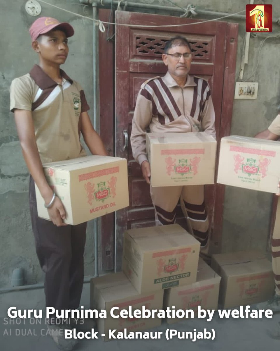 DSSNewsUpdates's tweet photo. Embracing the the spirit of giving on #GuruPurnima, #DeraSachaSauda volunteers distributed ration kits to those in need. Their actions radiate the essence of selfless service and compassion. #FoodBank #FeedingTheNeedy https://t.co/g7hLmzYB73